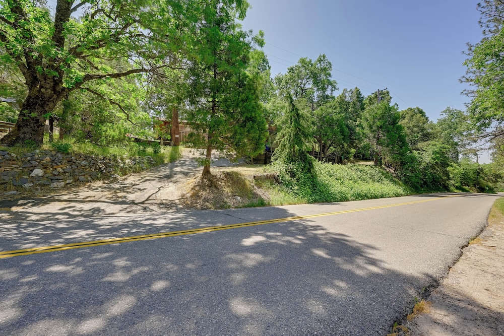 Hotel 'lakeside Bear Lodge' Studio: 9 Mi to Bass Lake! - Image 1