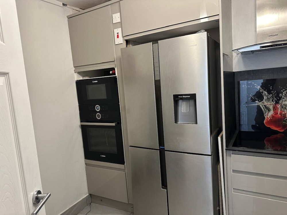 Stylish 1BR Apt w/ Fireplace & High-speed Wifi