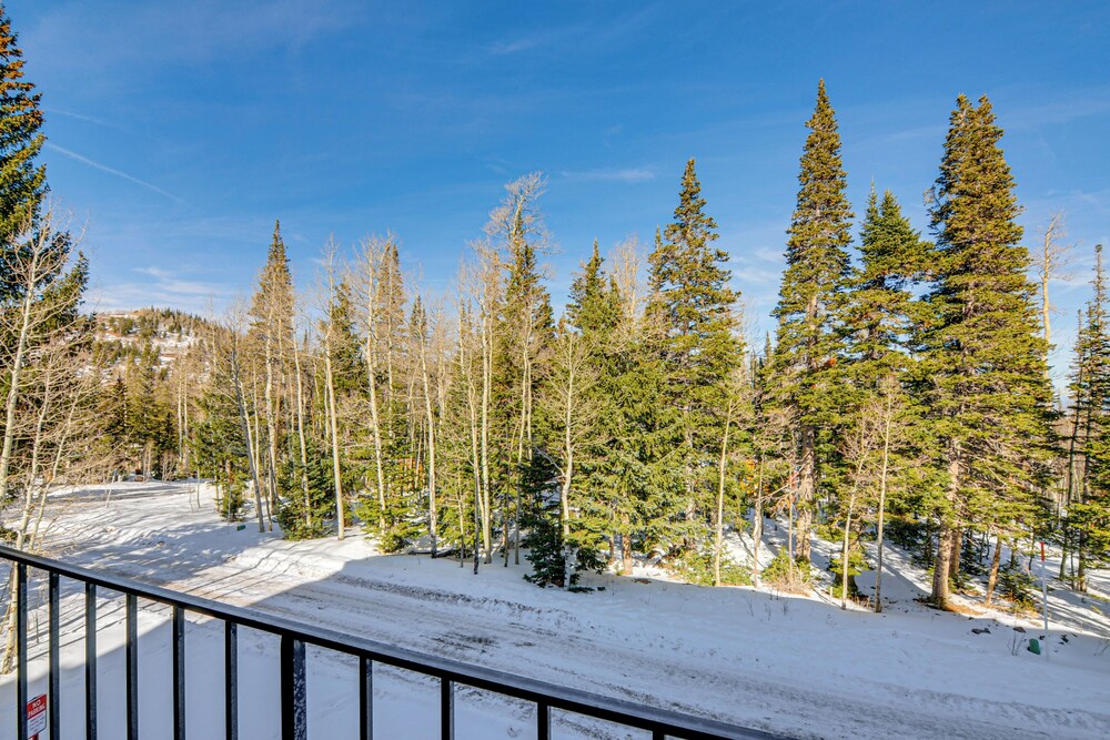 Romantic Ski Haven w/ Balcony: Brian Head Studio