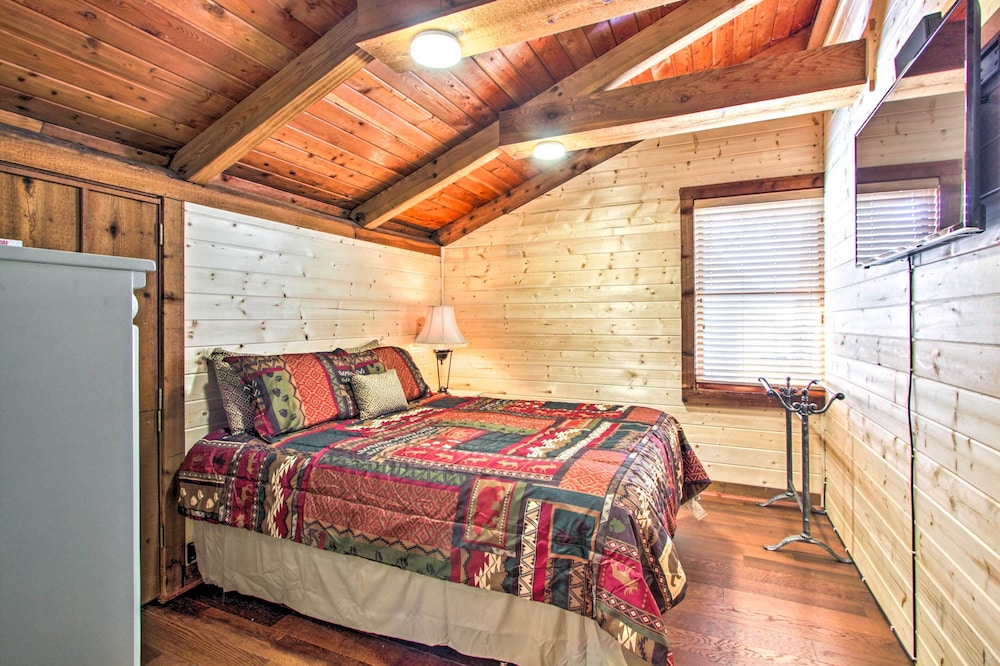 2 Mi to Ober Mtn: Hot Tub & Deck at Cozy Cabin!