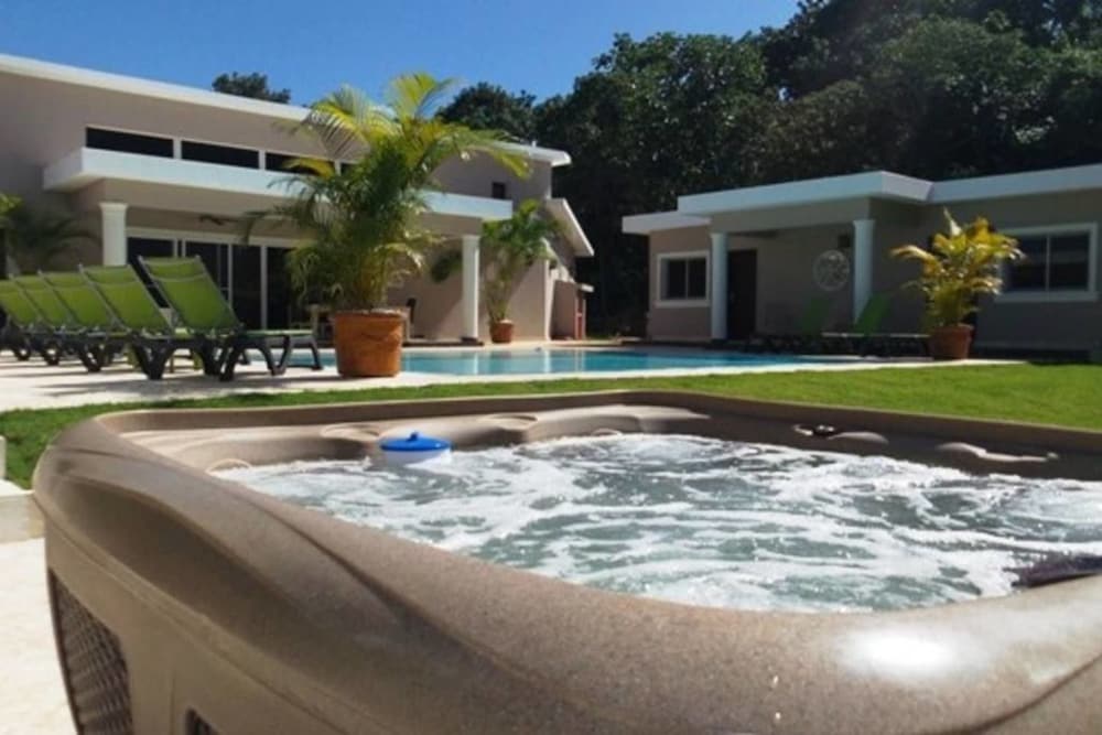New six Bedroom With BBQ and Large Pool