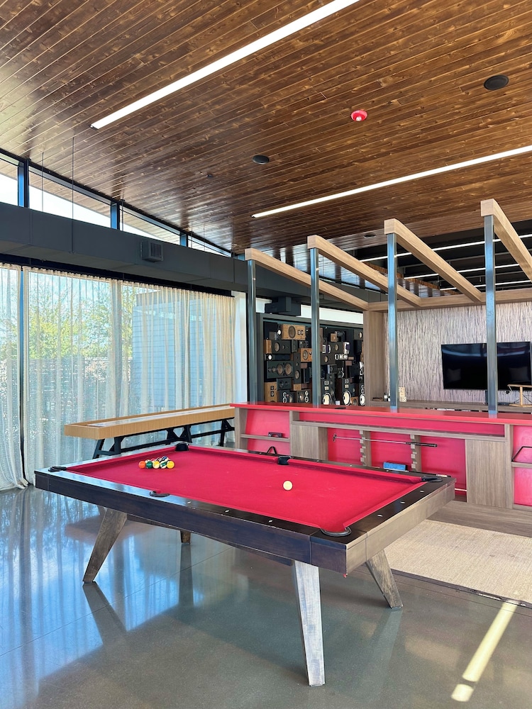 Luxury 2S Condo Hot Tub Gym Pool Airport