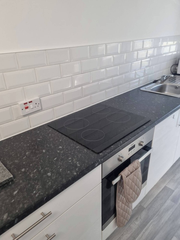Gillingham 4-bed Stay - Wifi, Parking, Ldn Access