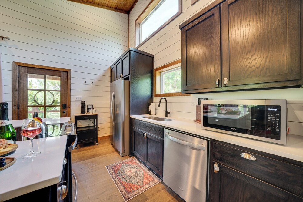 Tree-lined Broken Bow Studio Cabin w/ Hot Tub!