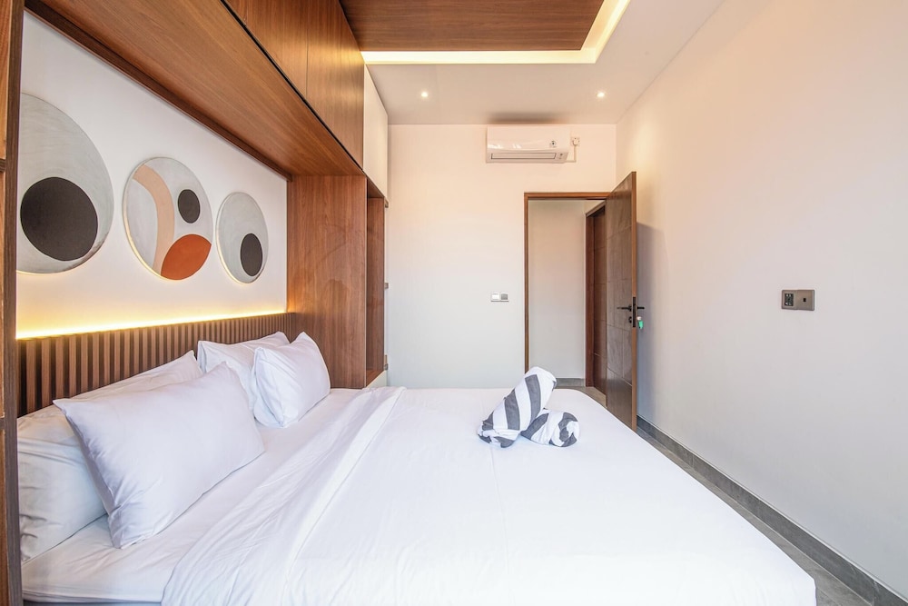 Tropical Elegance 5BR Canggu Villa Near Beach