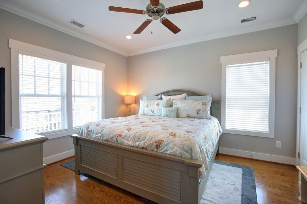 Absolute Paradise 5 Bedroom Home by RedAwning