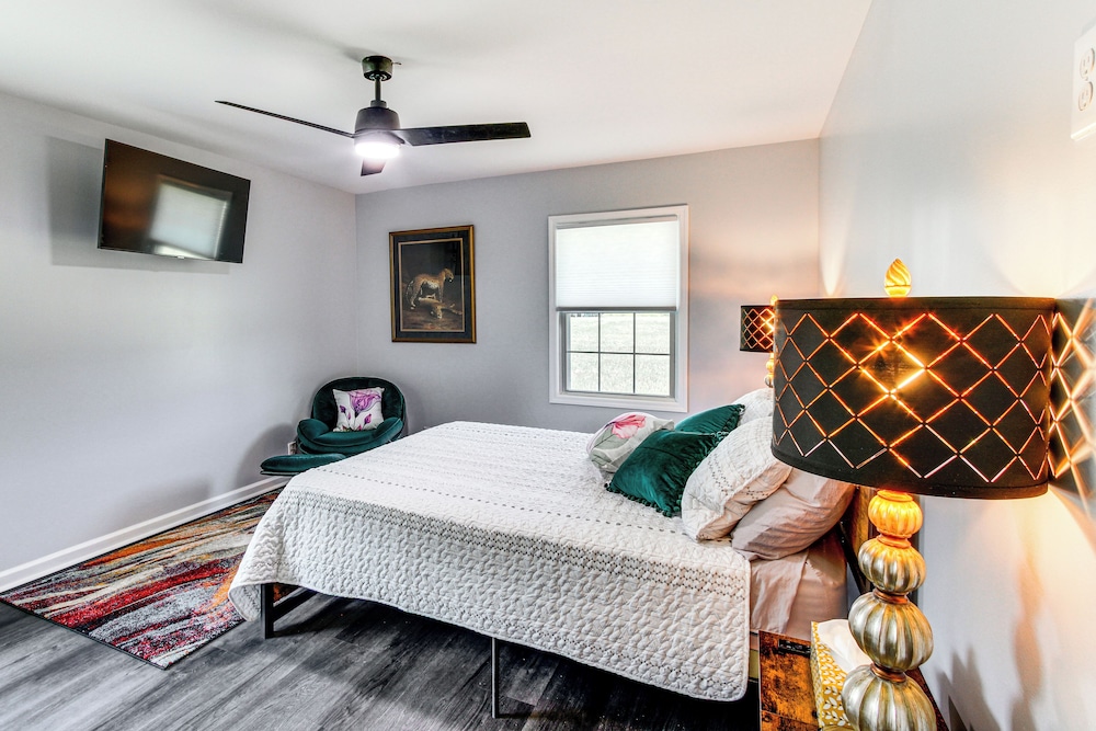 Group-friendly Home w/ Game Room in Albany!