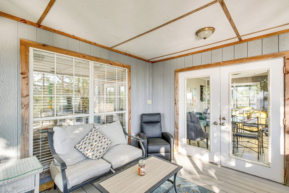 Bayfront Haven: Group Getaway in Milton!