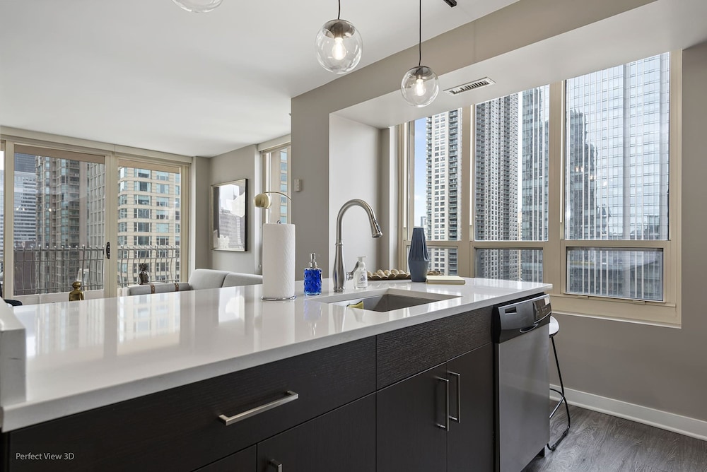 Downtown Retreat 2BR Balcony Resort Comfort