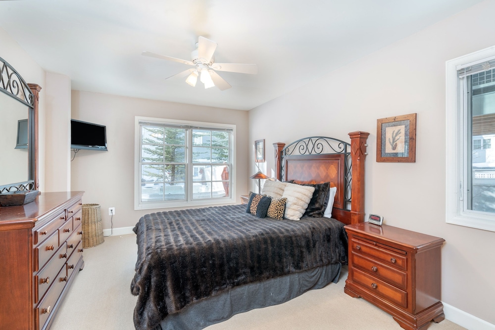 Bachman Village 14 by Avantstay Close To Town The Slopes w Hot Tub Permit 12038