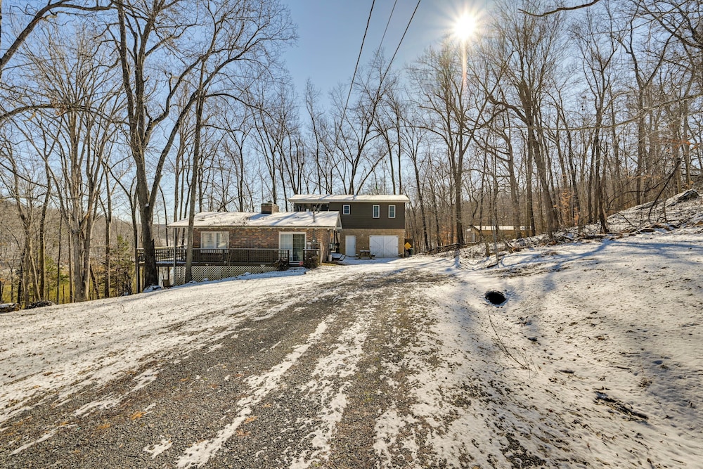 Nolin Lake Gem: Waterfront Retreat w/ Balcony!