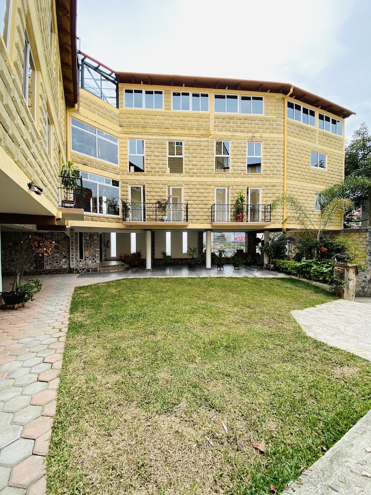 Hotel & Suites Cerro Rojo