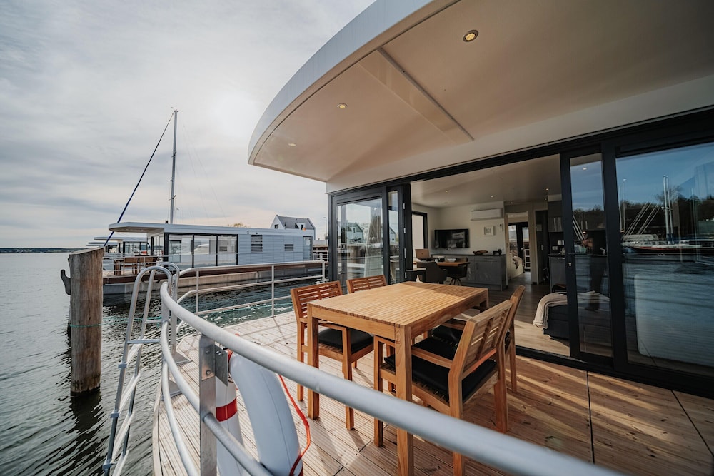 Modern Houseboat for 4 Guests