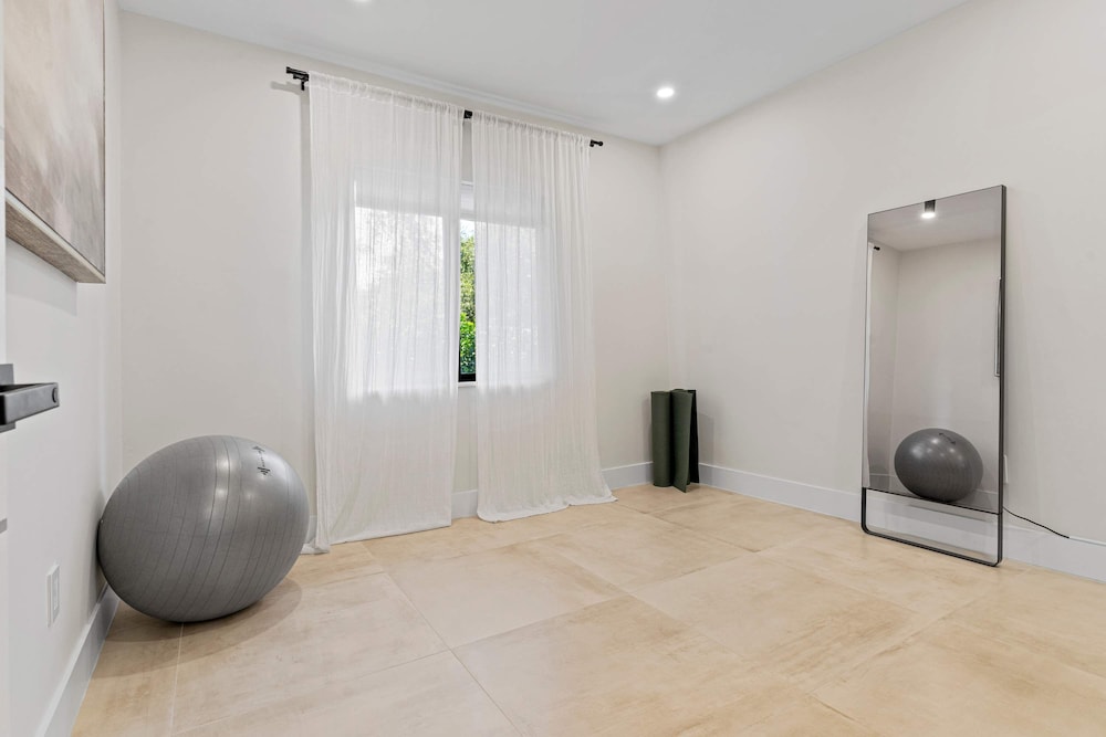 Casa Siesta Modern by Design District Hot Tub