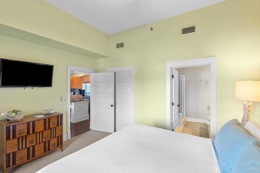 Salty Air & Blue Mountain Flair 3BR Condo w/ Pool, Balcony & Beach Access!