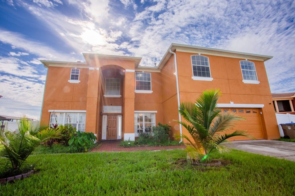 Cheerful 5 bed - 4 Bath Spacious Home