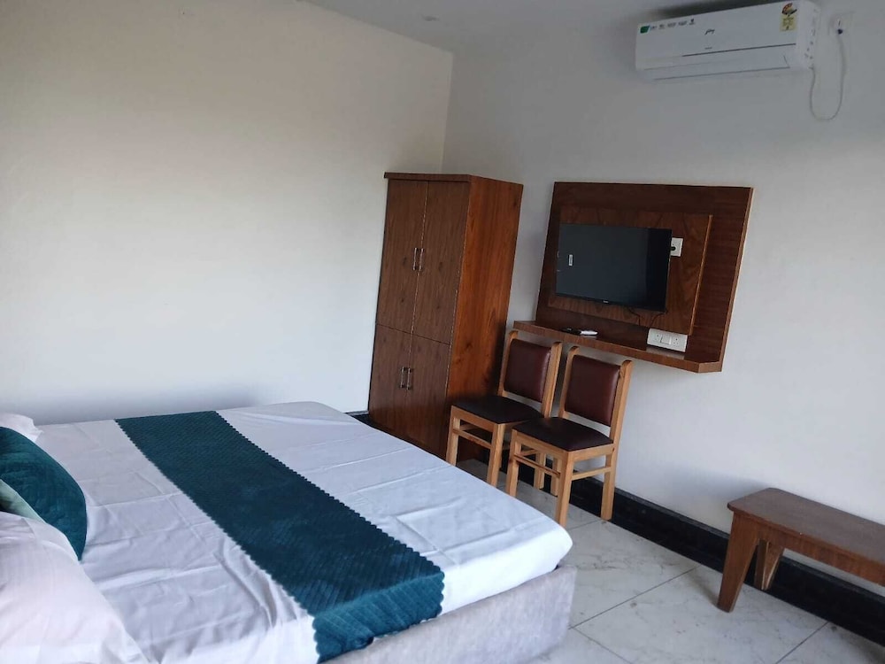 Aarav Hotel