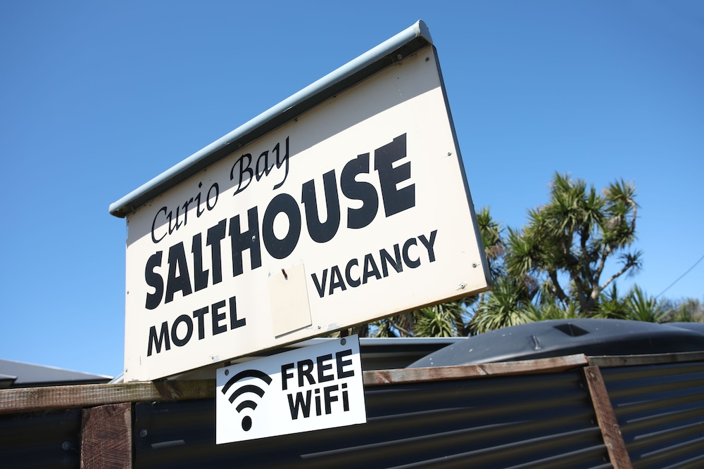 Curio Bay Salt House Motel