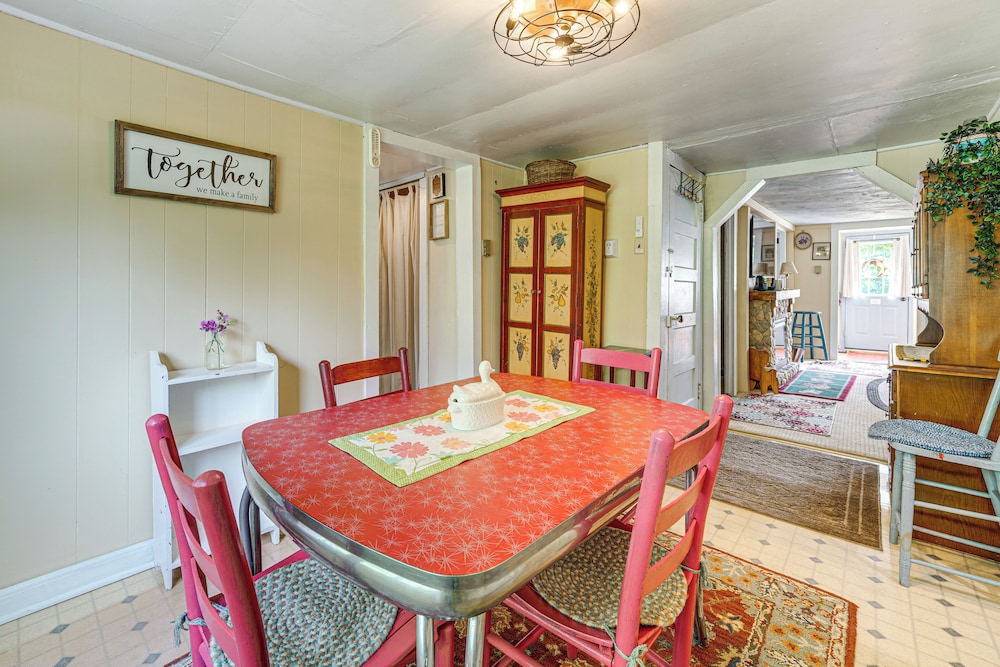 2 Mi to Hiking Trails: Cozy Fayetteville Cottage!