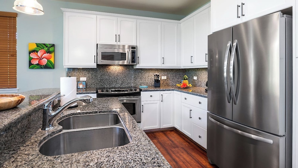 Tropical Escape w/ Lanai, BBQ & Resort Amenities - Vrkcv