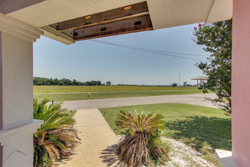 Walk to Beach: Unique Family Gem in Pass Christian