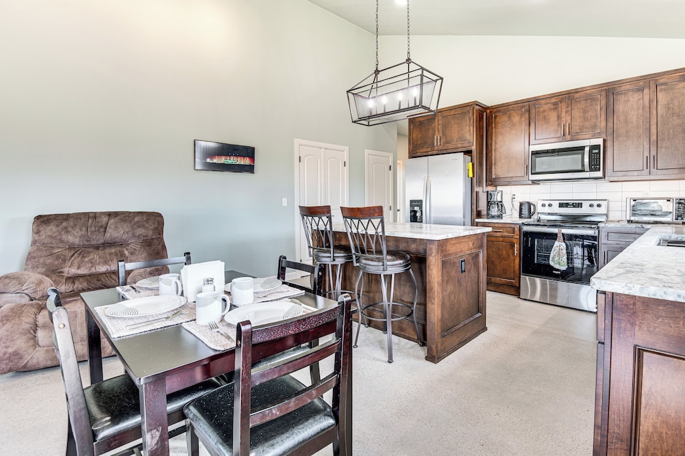 Family-friendly Apt w/ Lake Views in Ponca City!