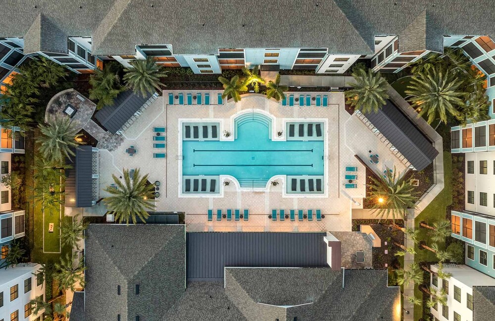 Monarch Apartments 15m to Parks, Pet Friendly, Free Parking by Heavenly Homes