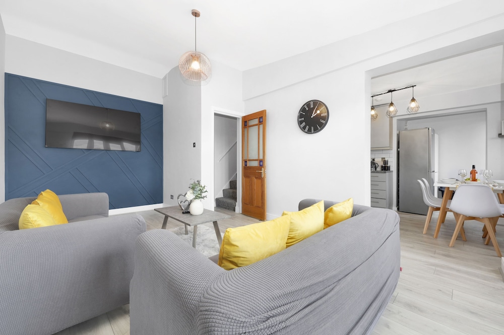 Stylish 4-bed Apartment - Parking & Central Links