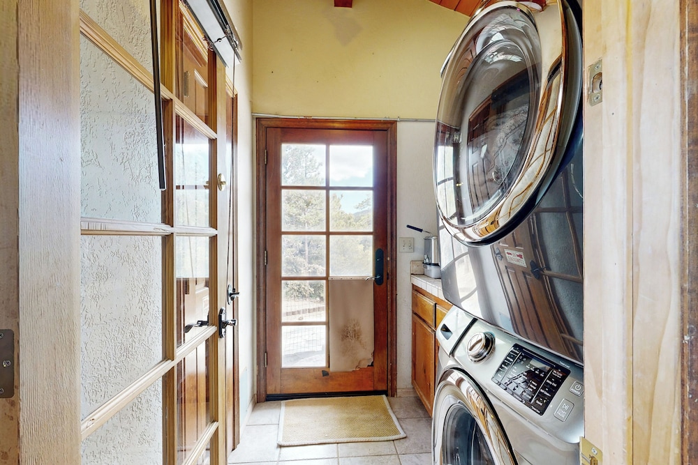 Mountain & Lake View Dog-friendly Retreat