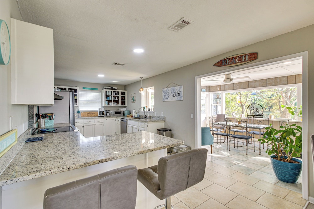 Bayfront Haven: Group Getaway in Milton!