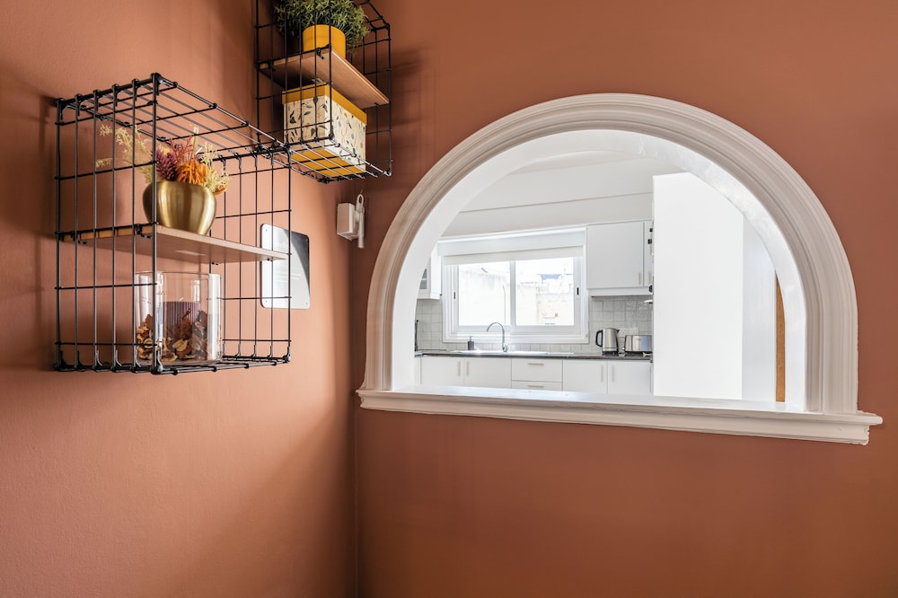 Oracle 2-BR Apt. & Balcony in Larnaca