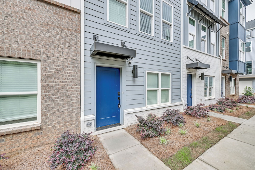 Walk to Music Factory: Townhome w/ Rooftop Deck!