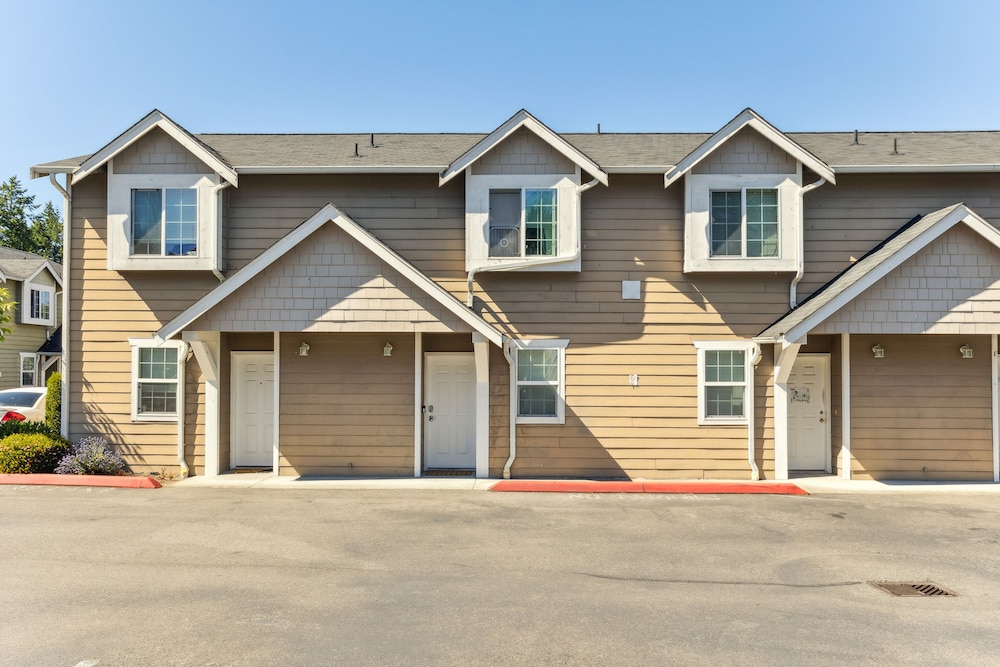 Charming Tacoma Retreat w/ Patio & 2 Fireplaces! view 3