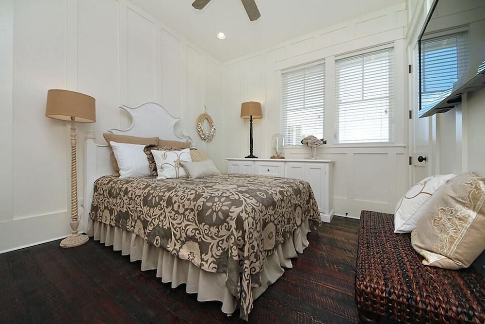DRIFTWOOD 5 Bedroom Holiday Home by Five Star Properties