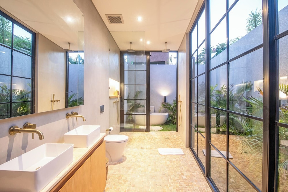 Stylish 5BR Boho Hideaway, 5 Minutes Bingin Beach