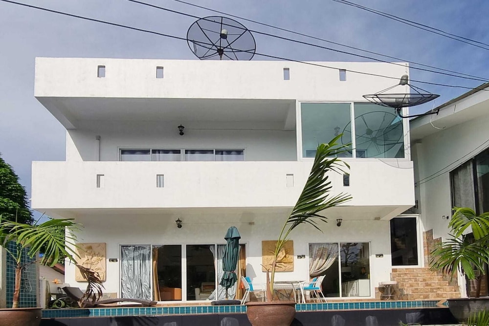 Family Pool Villa Happi near Yanui Beach