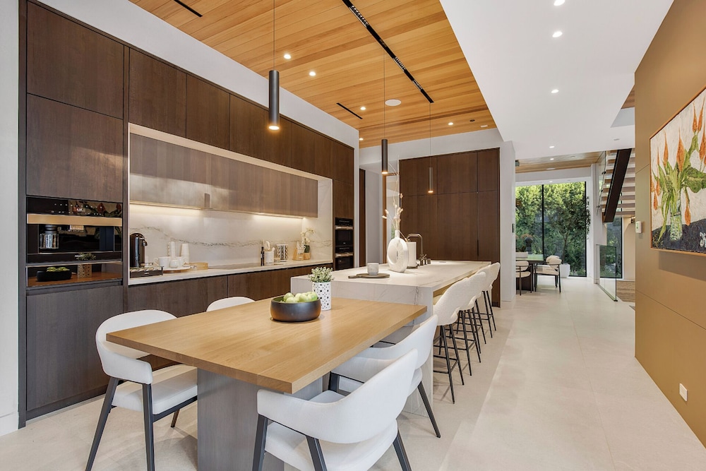 Hutton Villa - 5-bedroom Retreat in Iconic Beverly Hills Oasis
