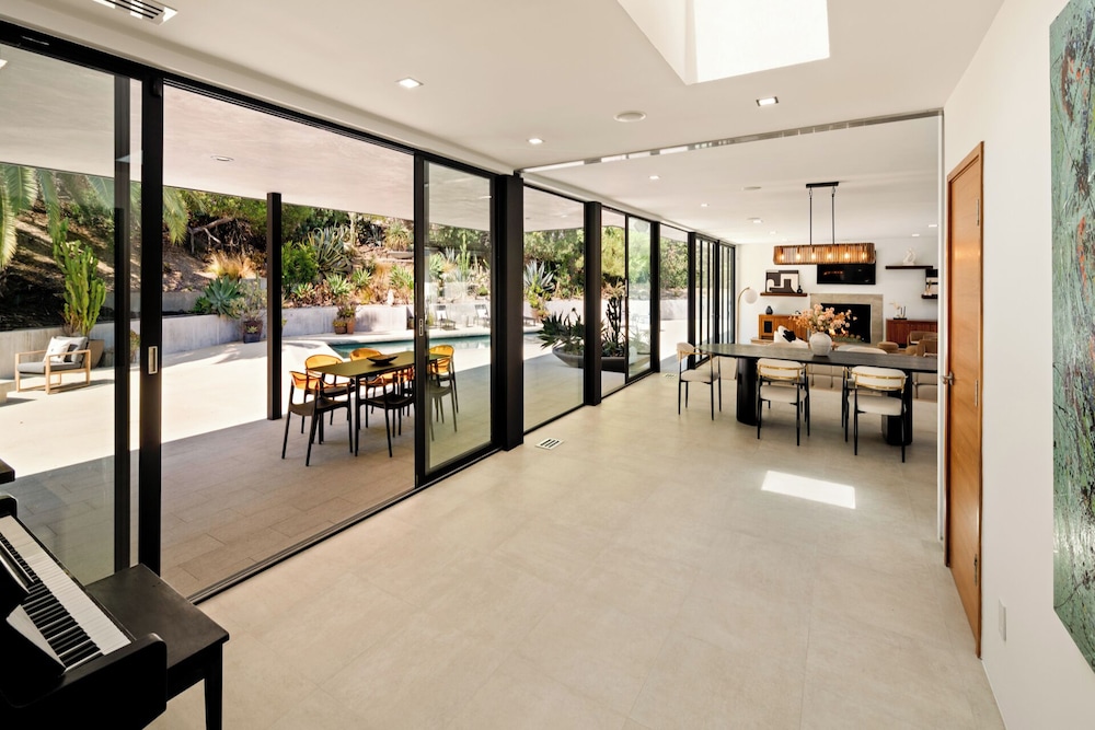 Valea Estate - Secluded Beverly Hills Retreat 1-acre Oasis