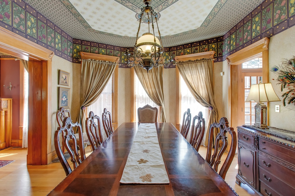 Victorian-style Cheesman Park Apt - 2 Mi to Dtwn