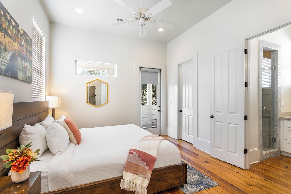 Residences Du Carondelet by Hosteeva