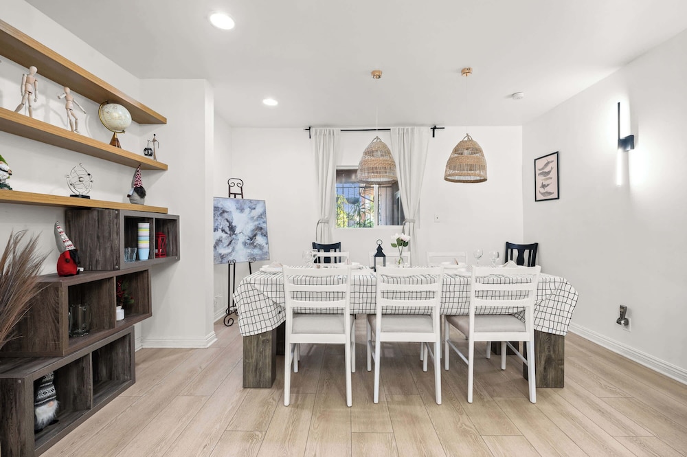 Modern 5BR Villa w AC Fast Wifi Near Crypto