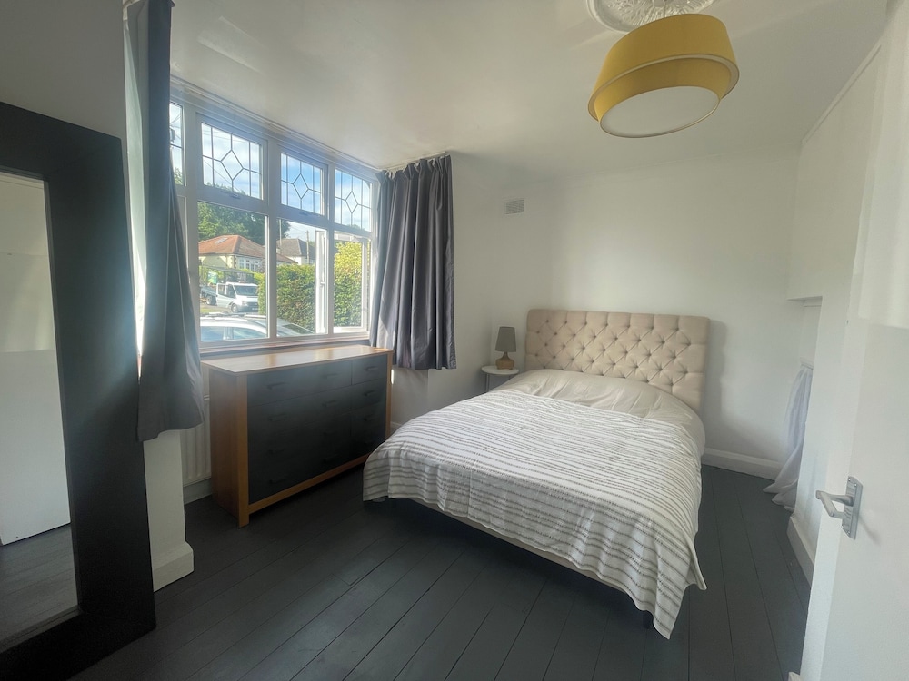 Immaculate 2-bed House in Potters Bar view 3