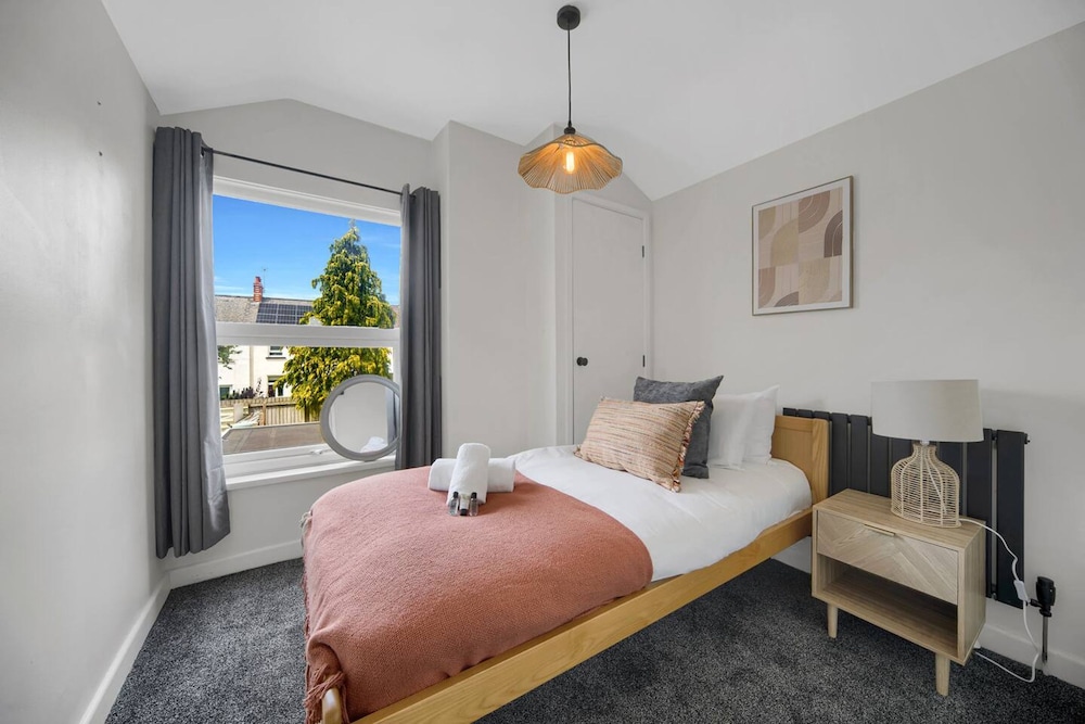 Central Chic - Huge Home - Free Wifi