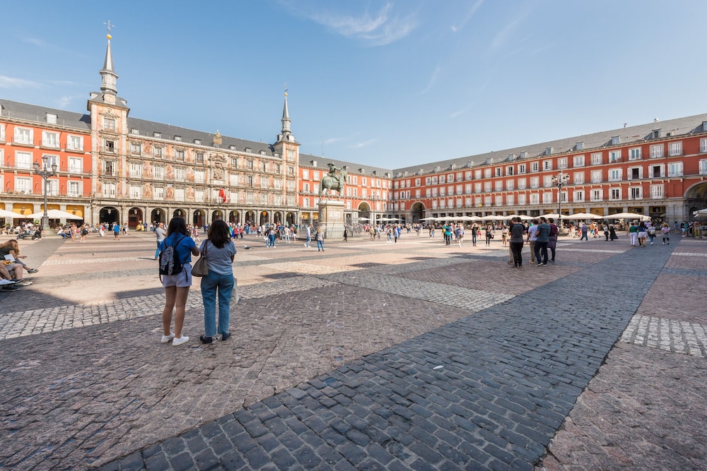 Apartment 1Bd With Balcony in Plaza Mayor Square. Plaza Mayor I view 3