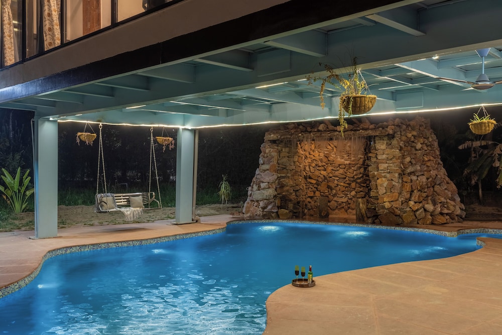 ELIVAAS 3 BHK Handa's Getaway with pool