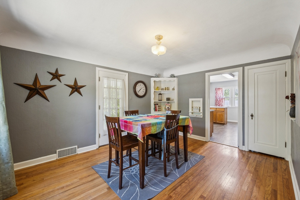 Charming Home Near Unc & Dt Greeley 5 Bedroom Home