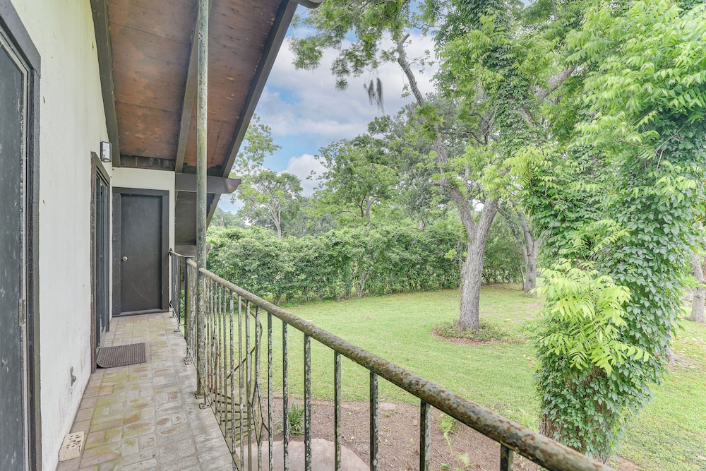 2 Mi to Dtwn: Spacious Angleton Home w/ Courtyard!