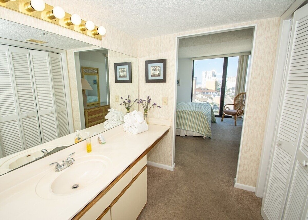 Sea Castle 8g 3 Bedroom Condo