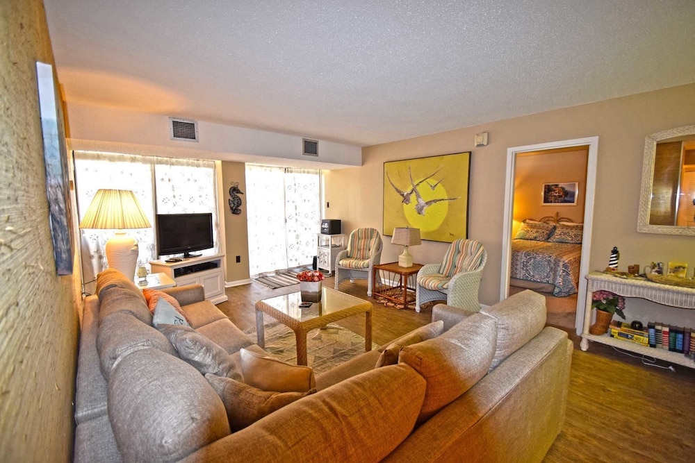 Braemar 503N 2 Br condo by RedAwning