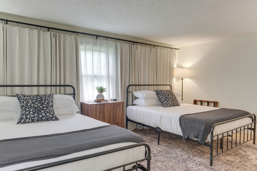 < 1 Mi to Lake Erie: Home w/ Hot Tub & Game Room!